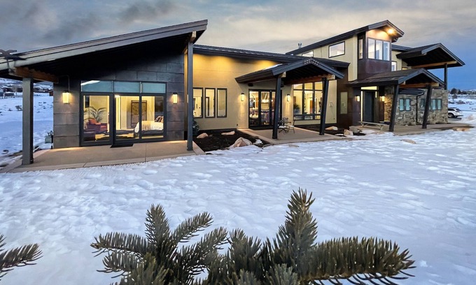 North Snyderville Basin House | Private, Luxurious 6 King Beds 3 Full Kitchens 2 Hot Tubs Views for Miles Perfect for Large Groups!