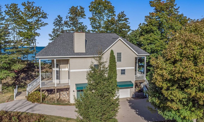 Manistee House | Private Modern Home On The Lakeshore