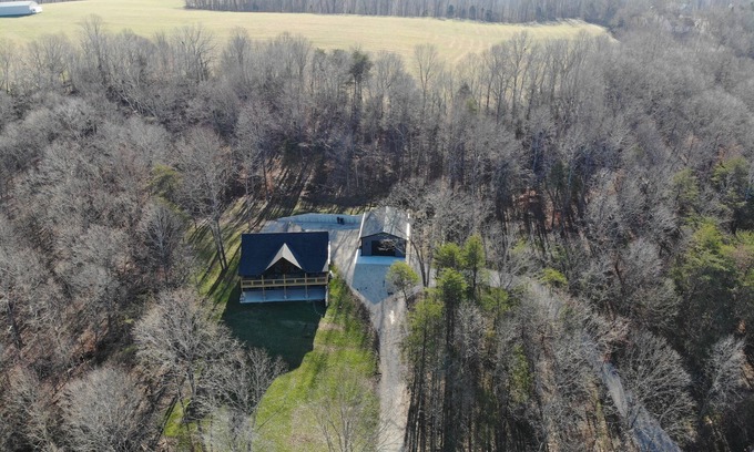 Clarkson House | Private New 6-BR Nolin Lake Retreat with Fire Pit and Commercial Ice Maker