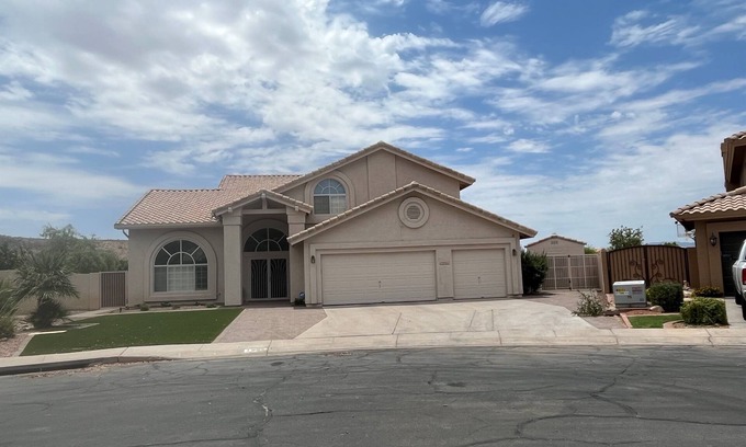 Foothills House | Private Pickleball, Pool & Putt-putt in Phoenix!
