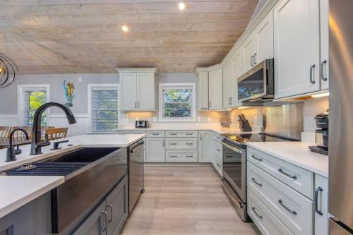 Corolla Light House | Private Pool EV Charger Elevator & Game Room