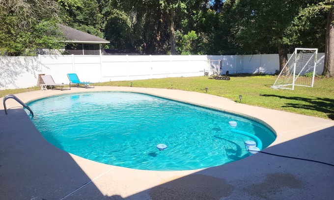 Putnam Hall Villa | Private pool in a spacious 3/2 NORTH FL home.
