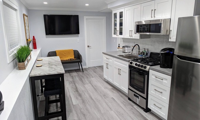 Baywood - Aragon Apartment | Private retreat in the heart of Silicon Valley