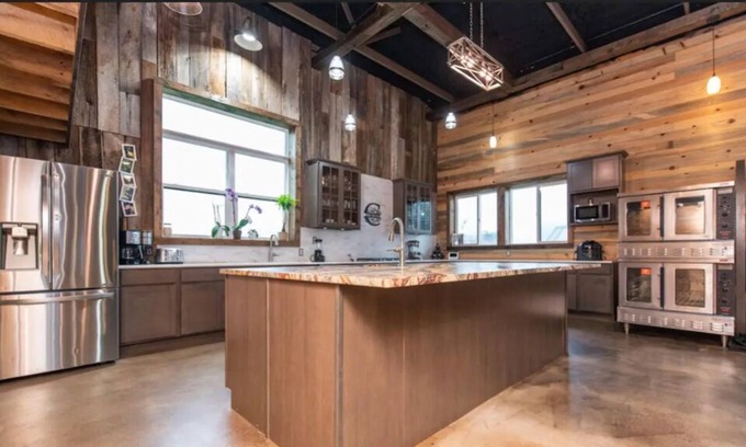 Harrodsburg Other | Private Retreat in the Palisades