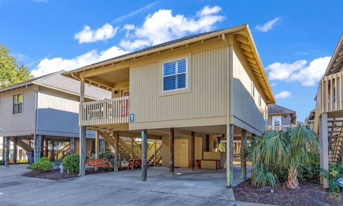 Myrtle Beach Cottage | Private Seaside Cottage. Pool Access, Balcony, Outdoor Bar, Short Walk To Beach!