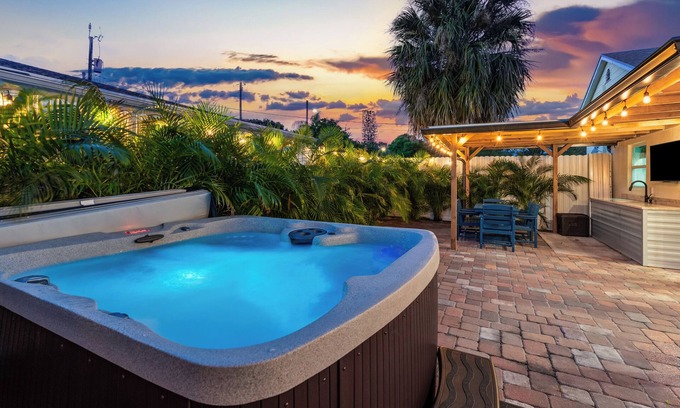 Mango Groves House | Private Spa Oasis! Sauna Hot Tub Cold Plunge - Mini Resort! Close to Beach!