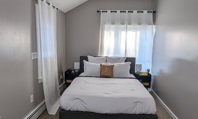 Holbrook House | Private, Spacious, Comfy 1 bedroom Entire Suite, Separate Entry & Onsite Parking