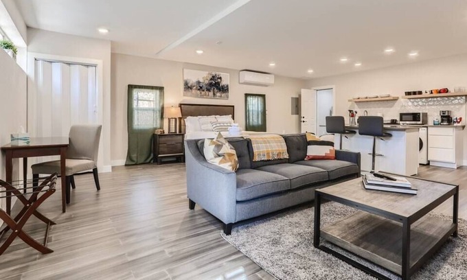 Sunnyside House | Private Sunnyside Studio / Cozy, Modern Getaway