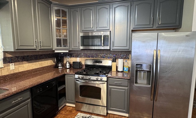 West Side Apartment | PrivateLuxury/BRAND NEW APT/FREE WIFI/CLOSE TO NYC/FREE PARKING/3BED/2BATHS