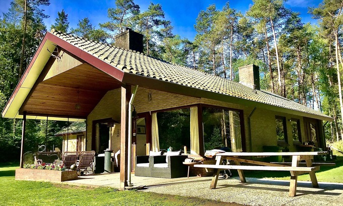 Municipality of Epe House | Privately situated bungalow with tennis court in the middle of the Veluwe forest