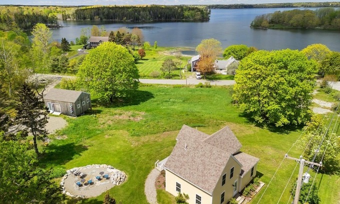 Saint George House | Puffins Perch, romantic cottage perched above the St George River