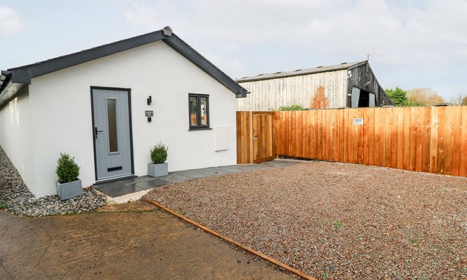 Goldsithney Cottage | PUFFINS REST, pet friendly, with a garden in Goldsithney