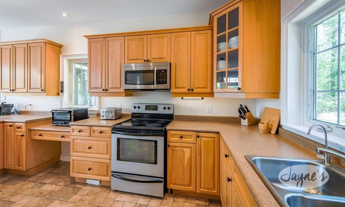 Lake of Bays Cottage | Quaint 3 bedroom, 3 bath, Echo Lake, Baysville! Privacy! Sunsets!