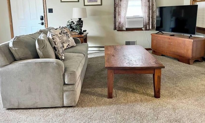 Acton House | Quaint and Cozy Cottage in Ideal Location