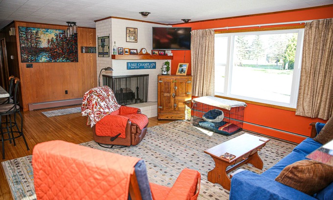Peru House | Quaint and Cozy Family Home, Great for a Quiet Retreat! 90+ days