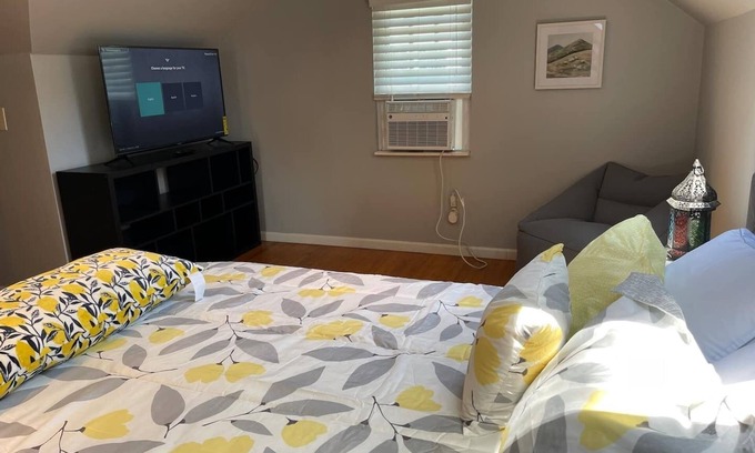 Charleston House | Quaint, Comfy, Close & Convenient - Entire Home