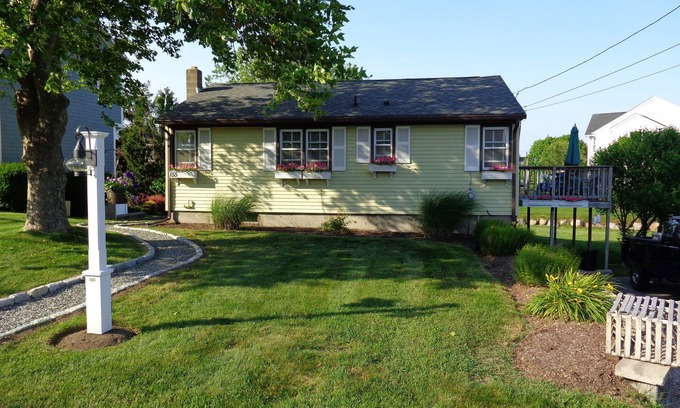 Narragansett Cottage | Quaint Cottage in the Heart of Point Judith, Galilee & Beautiful Beaches