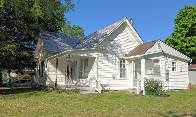 Clayton House | Quaint Hideaway in the Heart of Clayton by RedAwning