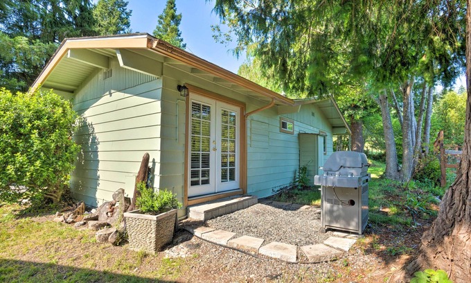 Brookings Cabin | Quaint Riverside Reprieve w/Kayaks + Floats!