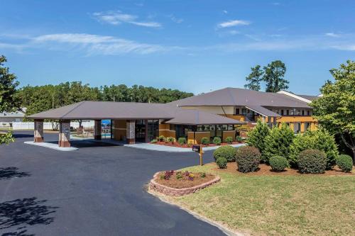 Southern Pines Hotel | Quality Inn Aberdeen