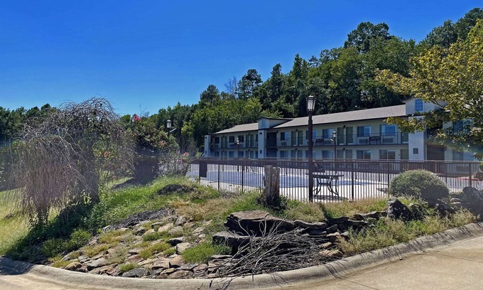 Clinton Hotel | Quality Inn Clinton North
