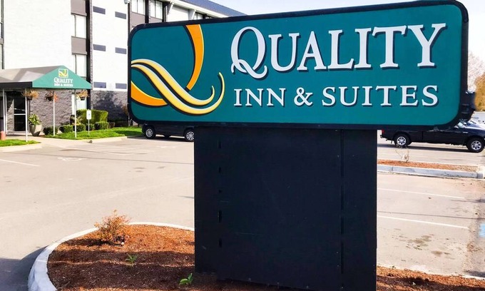 Silver Lake Hotel | Quality Inn & Suites Everett