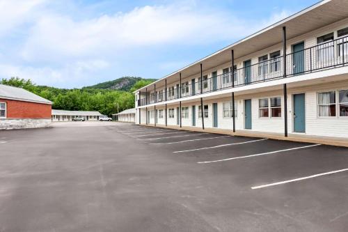 Gorham Hotel | Quality Inn & Suites Gorham Riverside