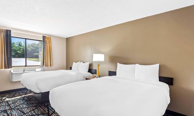 Howe Hotel | Quality Inn & Suites Howe - Sturgis