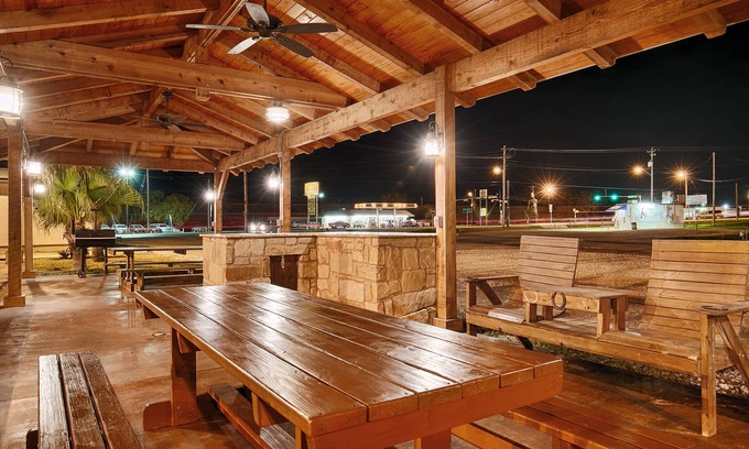 Three Rivers Hotel | Quality Inn Three Rivers