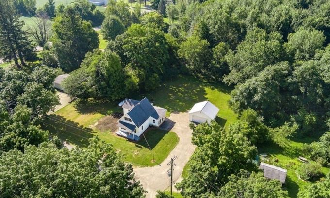 Geneva Township House | Quant, comfortable & clean home SUPER close to the Gingerman track & South Haven
