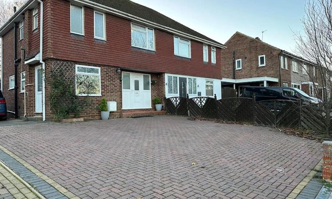 Swindon House | Quebec House - Free Parking and Wifi, 'Comfortable Spacious House Near to Town Centre