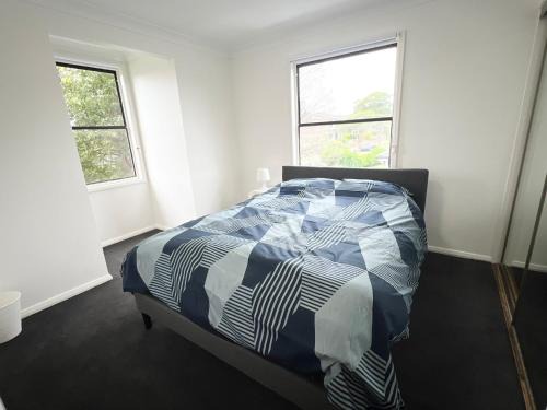South Wentworthville House | Queen Room in Two Story House with Swimming Pool - SW3