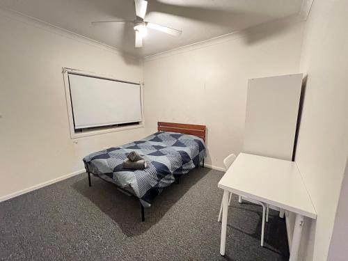 Pendle Hill House | Queen Room next to Station and Shops - PH5