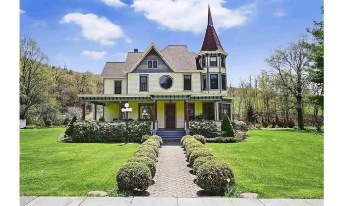 Andes House | Queen Rose Room with a large private bathroom
