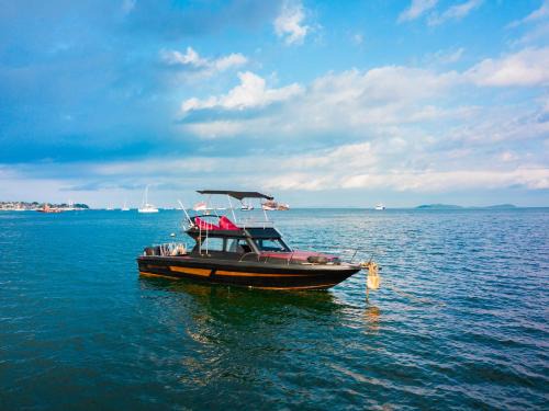 Tanjungbenoa Boat Rental | Queen Ruizi Private Yacht Charter