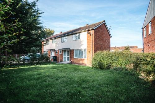 Swindon House | Queens Drive - Sleeps 6, 3 Bedrooms, Parking, Contractors Welcome