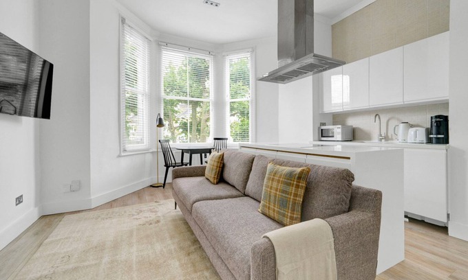 North Kensington Apartment | Quiet 1BR, close to Portobello Mkt & Ladbroke GrSt, by Blueground