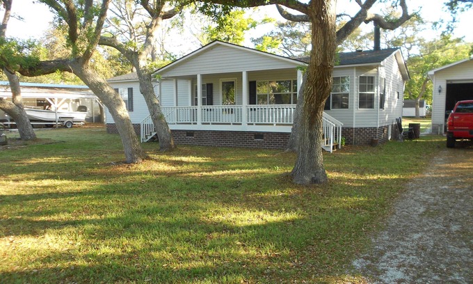 Harkers Island House | Quiet 3 bedroom, 2 Bath Home located within 1/2 mile of ferry to Cape Lookout