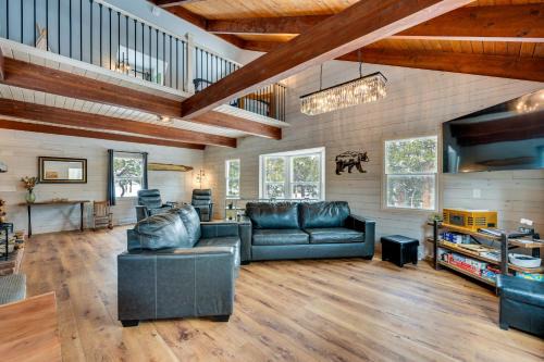 Allenspark House | Quiet and Peaceful Home in Allenspark with Deck!