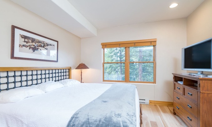 Mountain Village Hotel | Quiet and Pet-Friendly Lock-Off Room at the Bear Creek Lodge