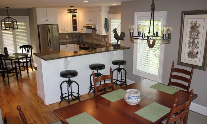 West Beach House | Quiet Convenience on a Cul-d-sac, A Home Builder Owner who Loves Dogs!
