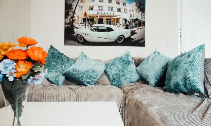 Leeds Apartment | Quiet, cosy apartment 7 mins from Leeds with Free Wifi, Netflix and parking