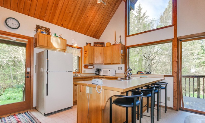 Lopez Island Cottage | Quiet Cottage with Free WiFi and Cable - Short Walk to Spencer Spit State Park