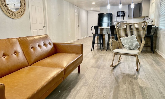 Dickinson House | Quiet & Cozy: Close to Galveston Bay & Kemah , Galveston & NASA Space center