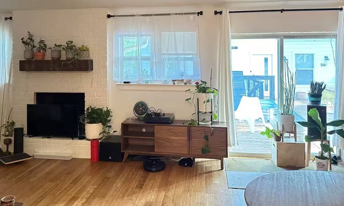 Rosewood House | Quiet East Austin Home