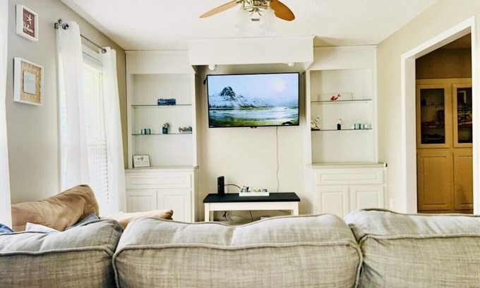 James City House | Quiet Extended Stay with Spa Bath, Fenced Yard