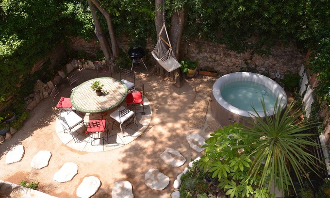 Aiguelongue House | quiet house with shaded garden and jacuzzi