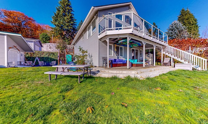 East Olympia House | Quiet lakeside retreat with dock & hot tub access, kayaks, & AC - dog-friendly