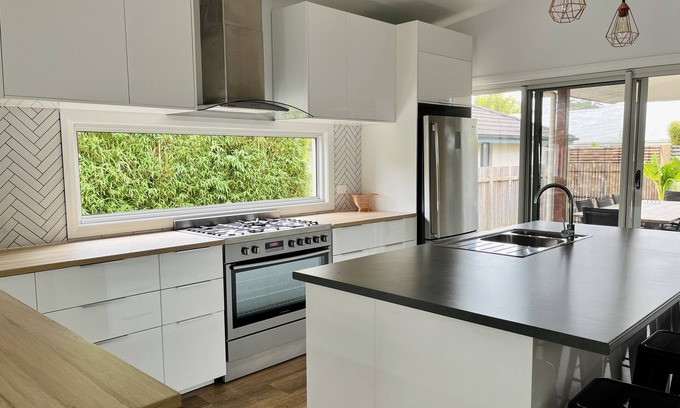 Lake Conjola House | Quiet location, walk to cafes, lake & beach. Enjoy daily visits from kangaroos.