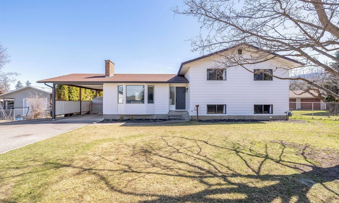 Southeast Kelowna House | Quiet, Mountainview, Country-in-the-City Home, minutes to downtown and beaches